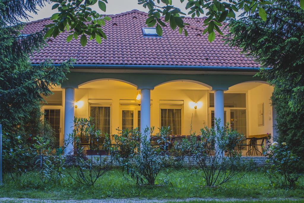 Fertődi Kúria Vendégház Exterior foto